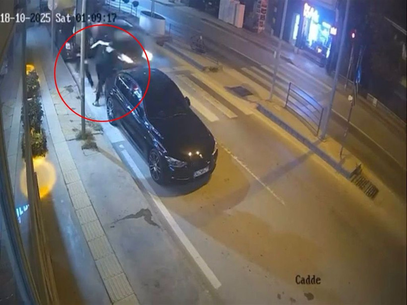 Kontrolden çıkan otomobilin park halindeki araca çarptığı kaza kamerada - Resim: 2