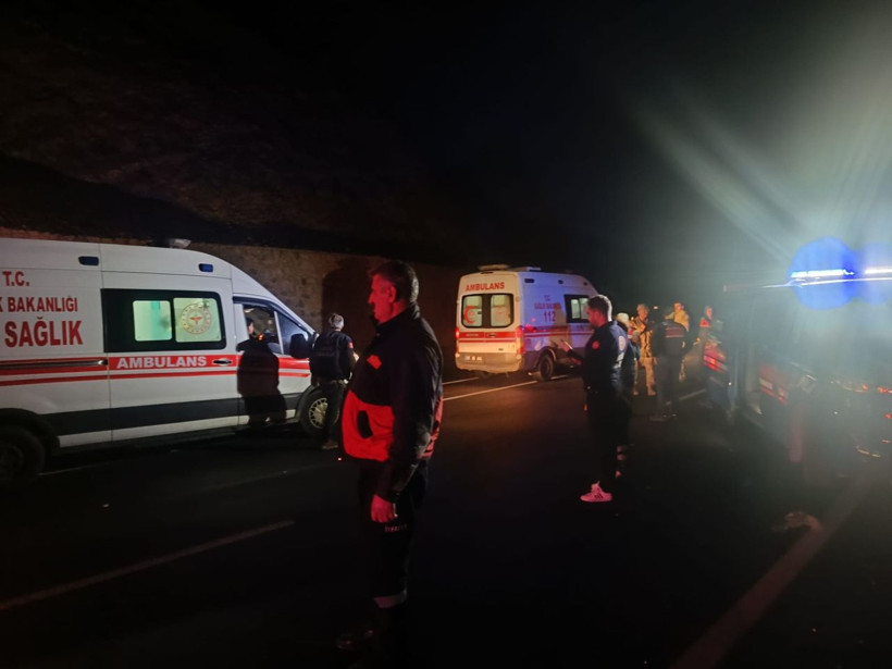 Van'da yakıt tankeri ile otomobil çarpıştı! İki kişi hayatını kaybetti - Resim: 4