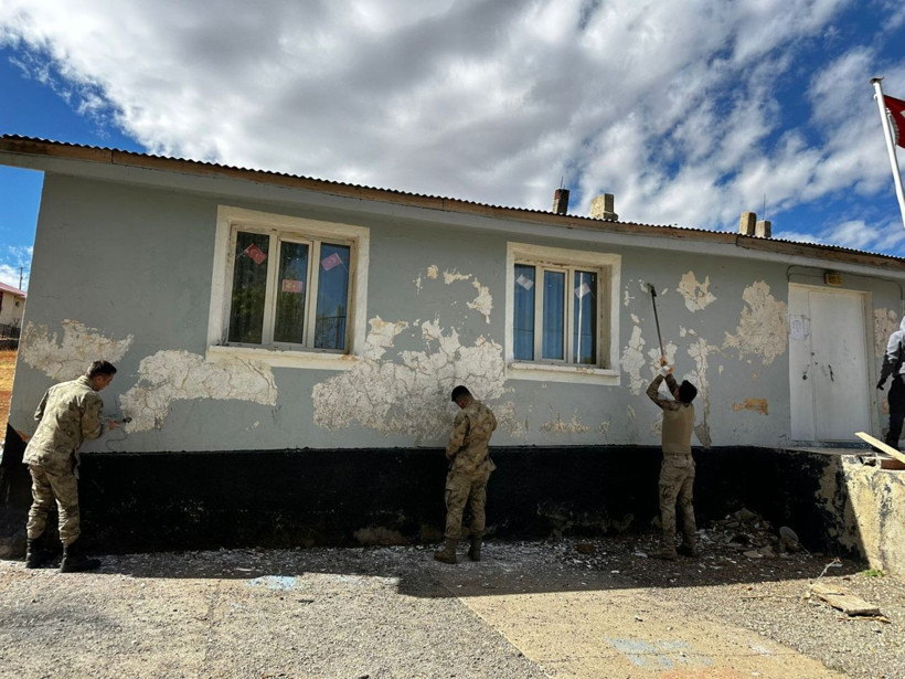 Bingöl'de jandarmadan köy okuluna bakım - Resim: 3