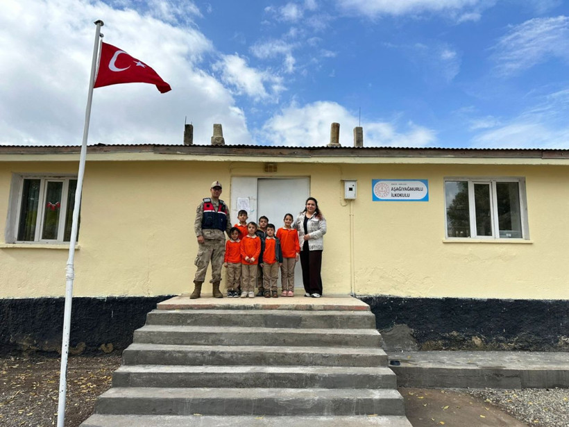 Bingöl'de jandarmadan köy okuluna bakım - Resim: 2