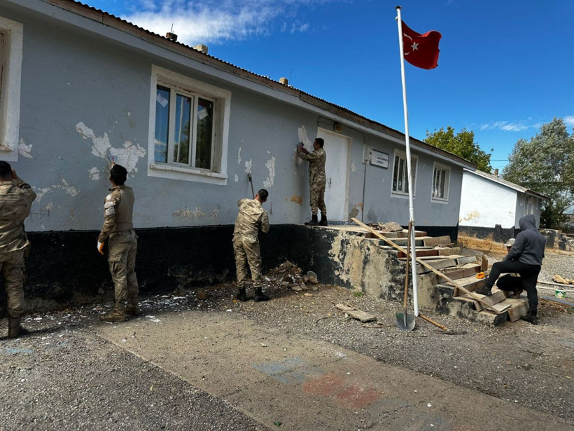 Bingöl'de jandarmadan köy okuluna bakım - Resim: 4