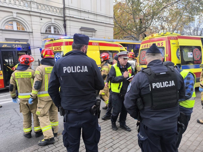 Varşova'da iki tramvay ile otobüs çarpıştı: 24 yaralı - Resim: 1