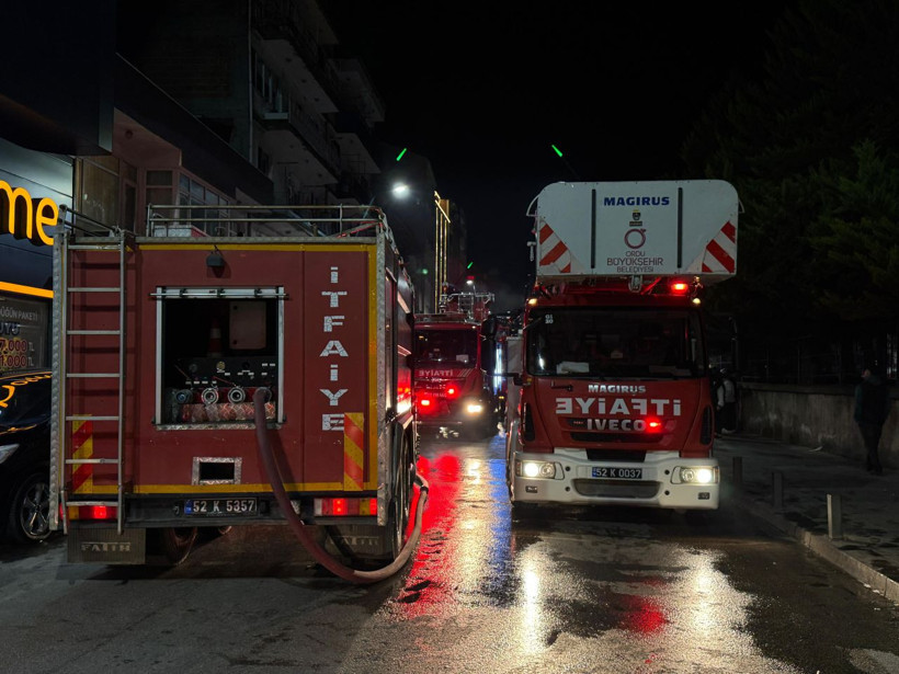 Ordu’da çatı katında çıkan yangında 5 kişi dumandan etkilendi - Resim: 1