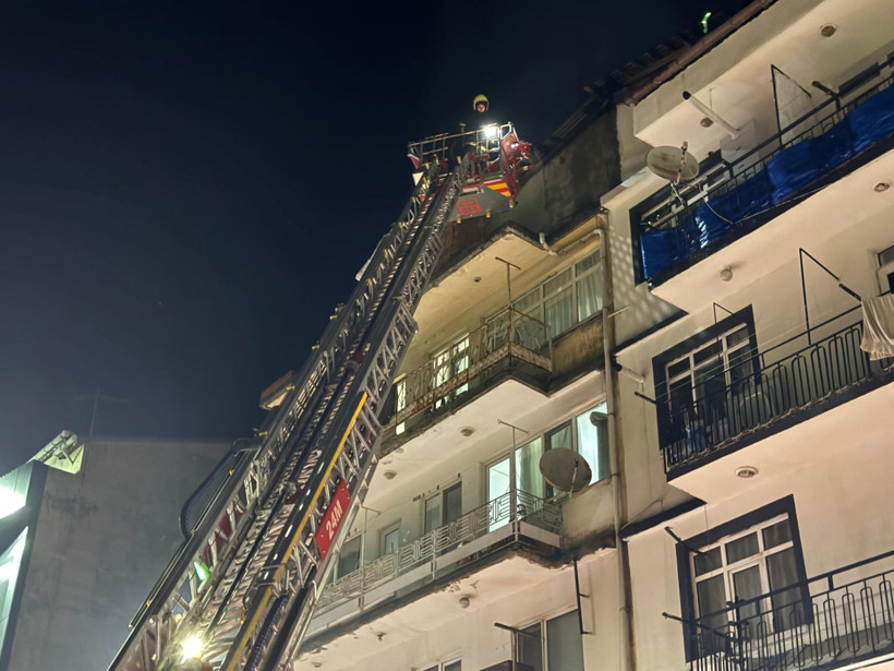 Ordu’da çatı katında çıkan yangında 5 kişi dumandan etkilendi - Resim: 3