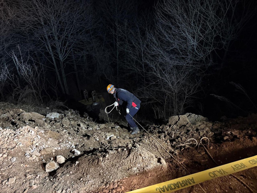 Kamyon uçuruma yuvarlandı, sürücüsü öldü - Resim: 4