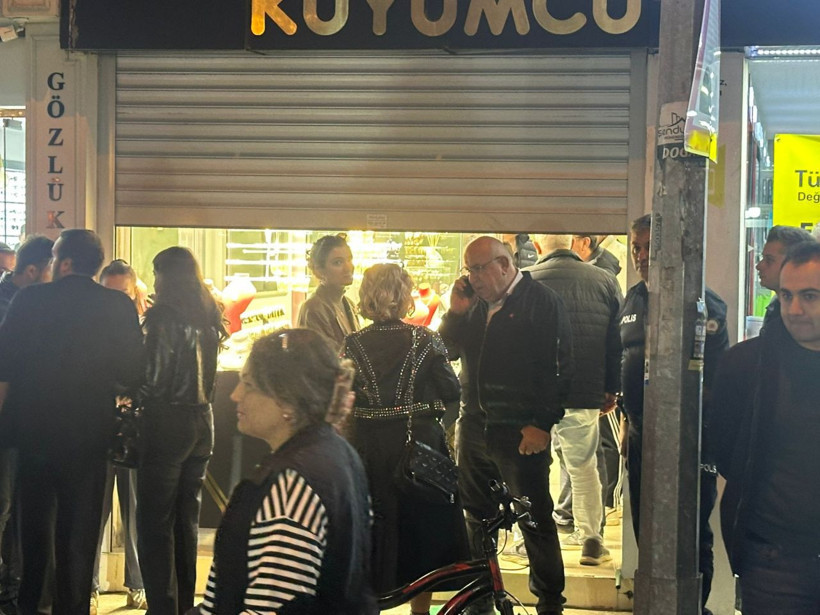 Ordu’da kasklı soyguncu kuyumcudan 5 kilo altınla kaçtı - Resim: 1