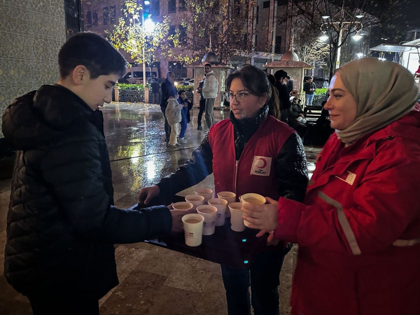 Manisa’da Türk Kızılay’dan Regaip Kandili’nde bin kişilik ikram - Resim: 4