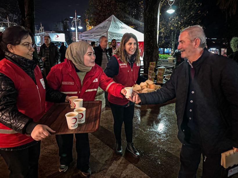 Manisa’da Türk Kızılay’dan Regaip Kandili’nde bin kişilik ikram - Resim: 1