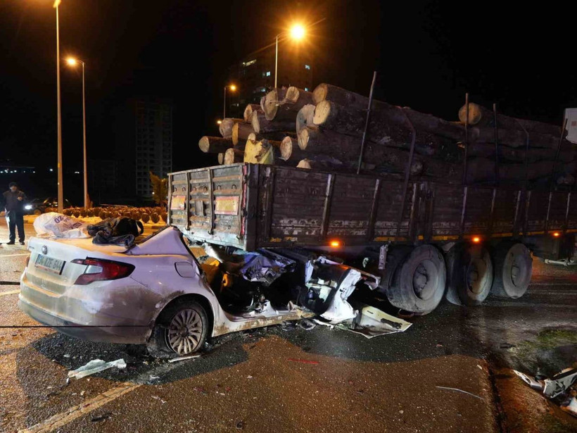 Kastamonu'da korkunç kaza! Otomobil tıra ok gibi saplandı: Ölü ve yaralılar var - Resim: 1