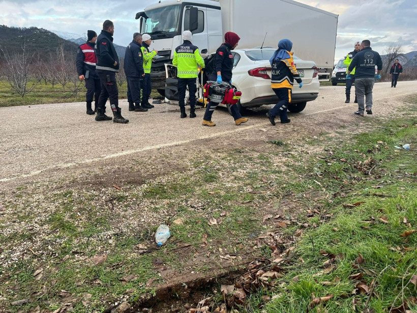 Otomobil park halindeki kamyona çarptı: 2 ölü, 1 yaralı - Resim: 3