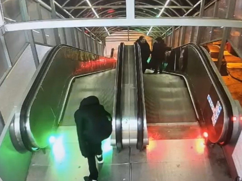 Şehir magandaları kamerada: Yürüyen merdiveni durdurup kaçtılar - Resim: 1