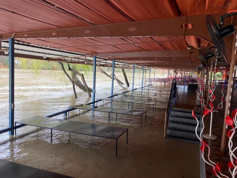 Antalya'da yağış hayatı felç etti: Caddeler su altında kaldı, seralar yıkıldı - Resim: 4