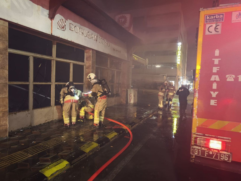 Akaryakıt istasyonunun yanındaki bina alevlere teslim oldu - Resim: 4