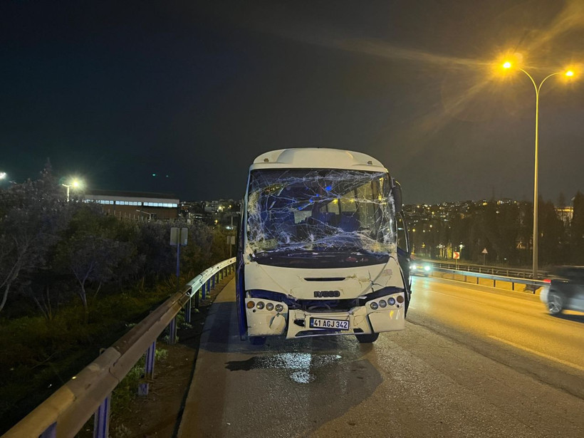 Kocaeli’de servis minibüsü tıra çarptı: 6 yaralı - Resim: 2