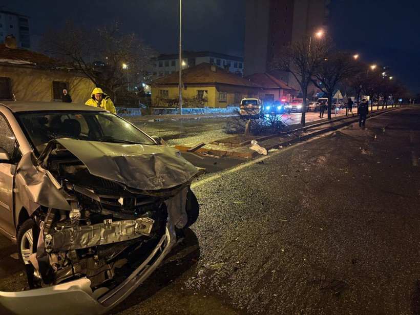 Kaza savrulan otomobil ağacı ikiye böldü: 4 yaralı - Resim: 3