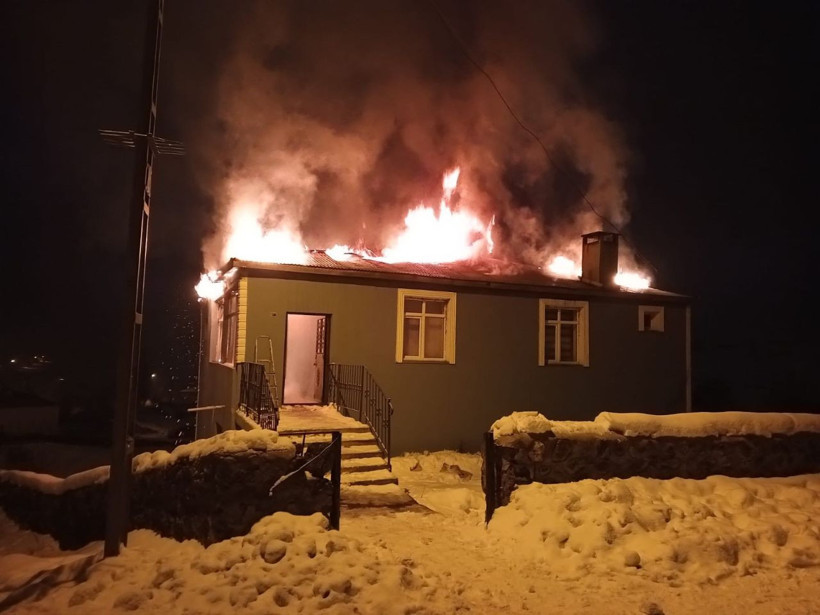 Kars’ta imam evi alev alev yandı - Resim: 1