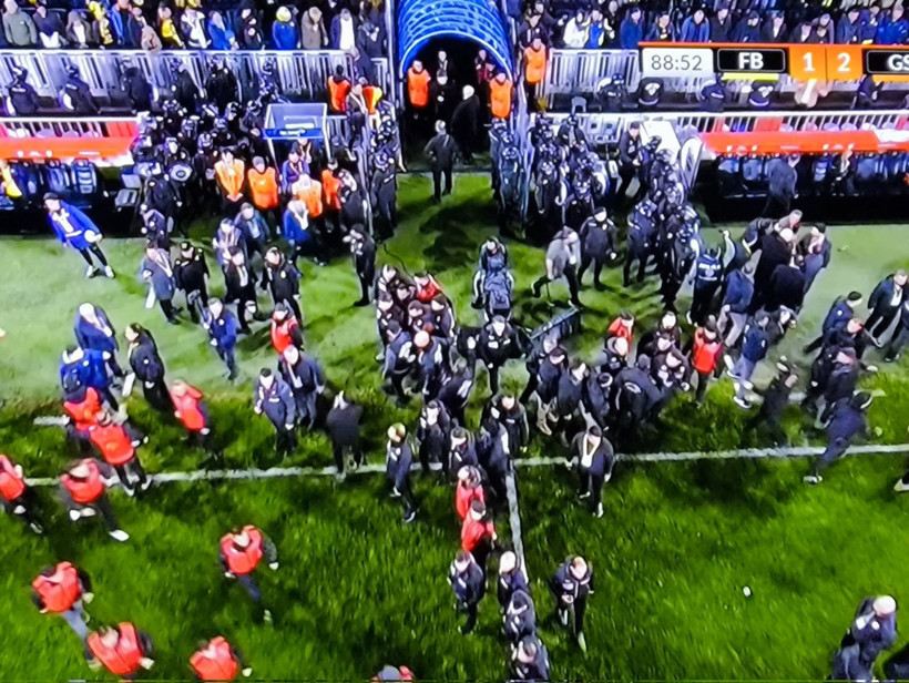 Fenerbahçe-Galatasaray derbisinde kavga çıktı: 4 kırmızı kart, polis sahada! - Resim: 4