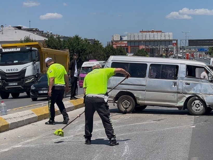 Sakarya'da minibüs devrildi: 6 yaralı - Resim: 2