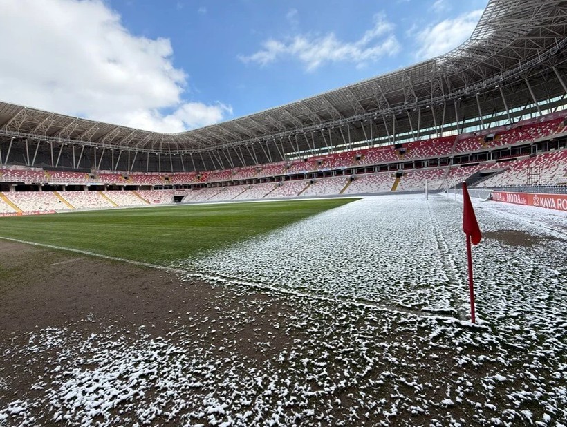 Zemin karla kaplandı! Sivas'ta kar var... Fenerbahçe'nin maçı merakla bekleniyor - Resim: 1