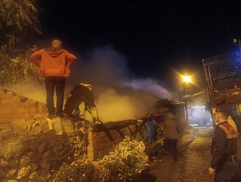 Turgutlu’da alevlere teslim olan iki evde hasar oluştu - Resim: 1