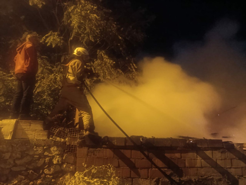 Turgutlu’da alevlere teslim olan iki evde hasar oluştu - Resim: 2