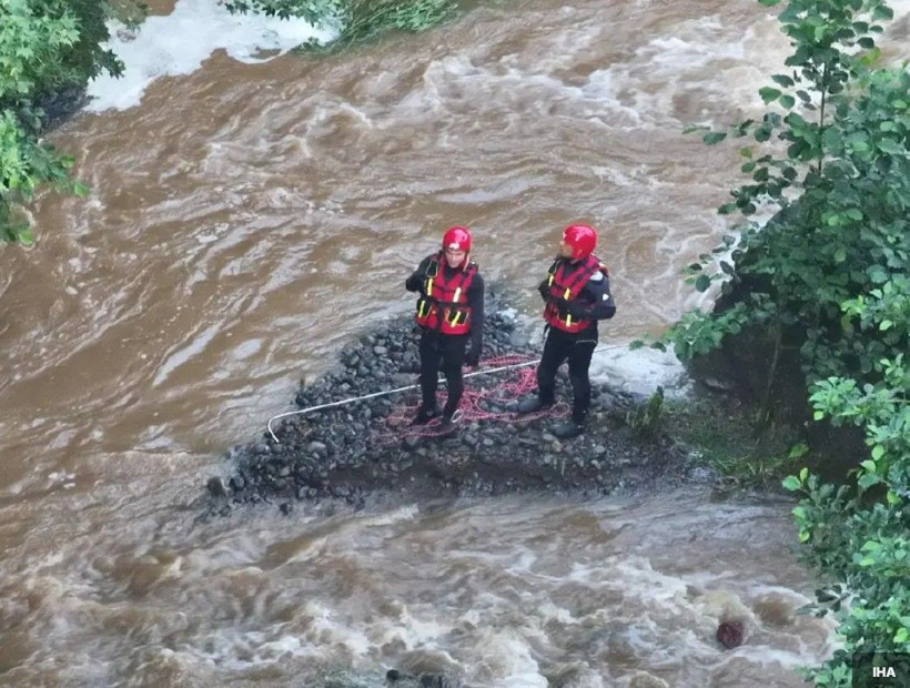 Giresun'da anne ile iki kızı sel sularına kapıldı. Kardeşlerin cansız bedeni bulundu - Fotoğraf: 4