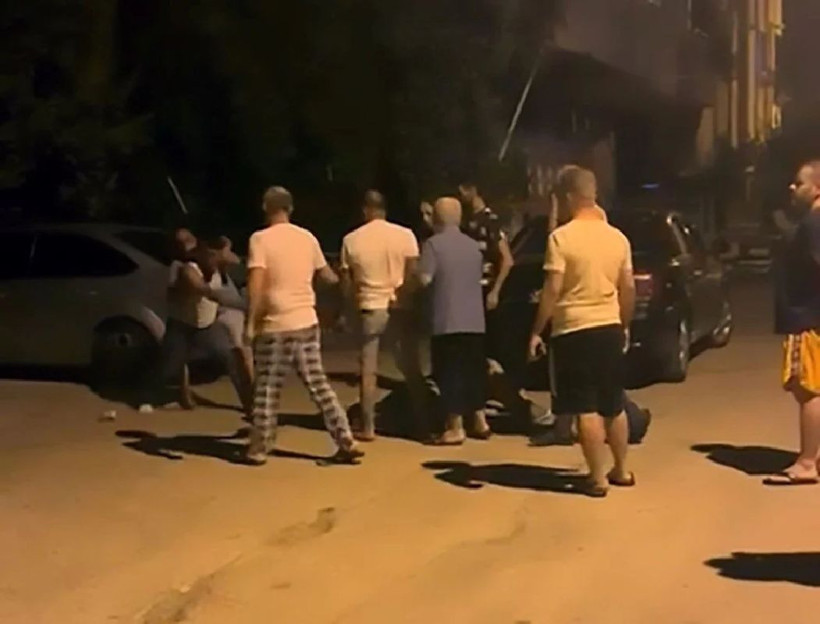 62 yaşındaki istismar şüphelisinin evini taşlayıp, duvarlarına yazı yazdılar - Resim: 4