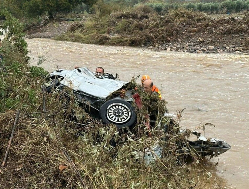 İzmir Foça'yı sel vurdu: Kayıp kişinin cüzdanı ve gömleği bulundu - Resim: 3