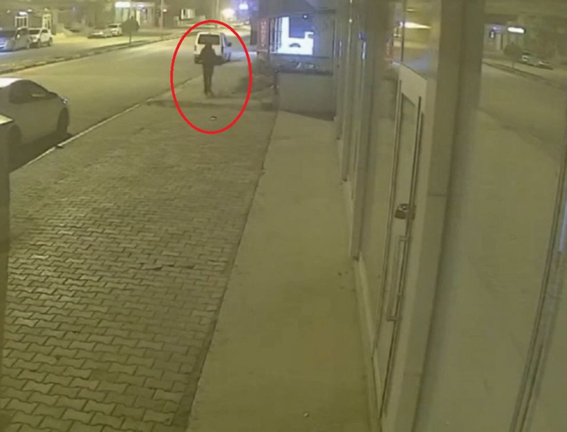 Apartmanın girişindeki motosikletin çalınma anları kamerada - Resim: 2