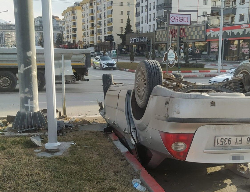 Malatya'da iki otomobil çarpıştı: 5 yaralı - Resim: 1