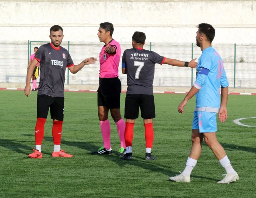 Böyle maç görülmedi! Aynı maçta 9'u futbolcu 12 kişiye kırmızı kart - Resim: 3