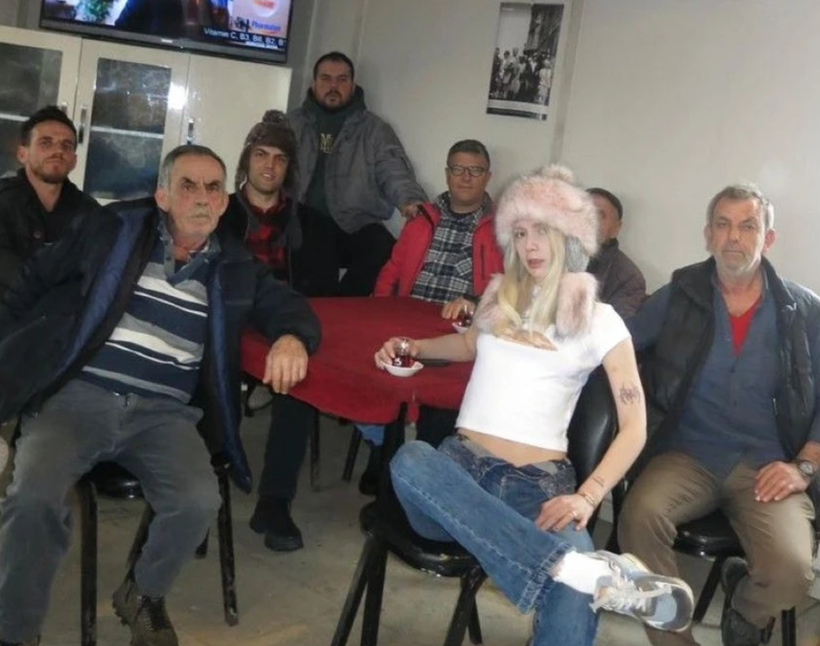 Aleyna Tilki kahvehaneye gitti çay içti! Amcalarla verdiği pozlara bakın - Resim: 1