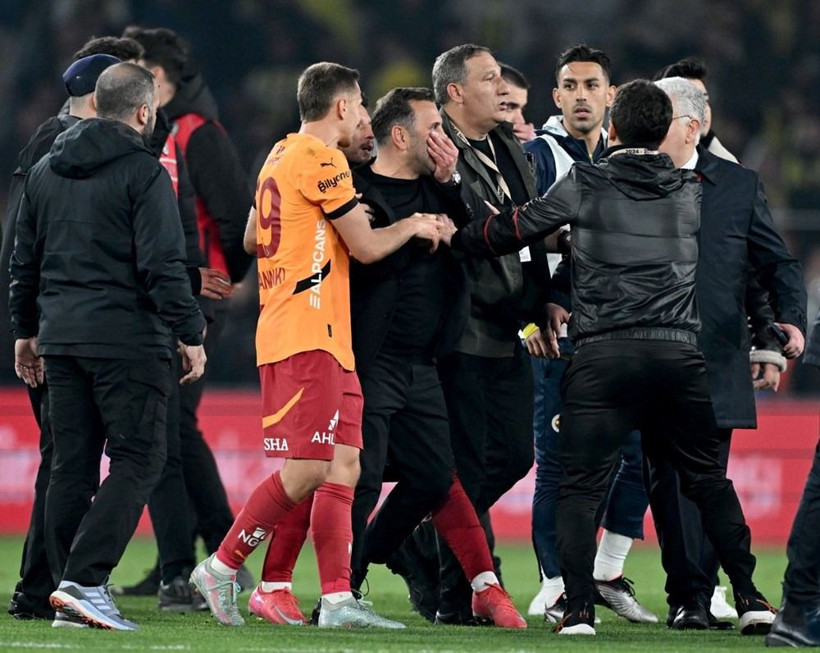 Mourinho'nun Okan Buruk'a hareketi dünya basınında: Marca'dan 2011'e flaş gönderme! - Fotoğraf: 11