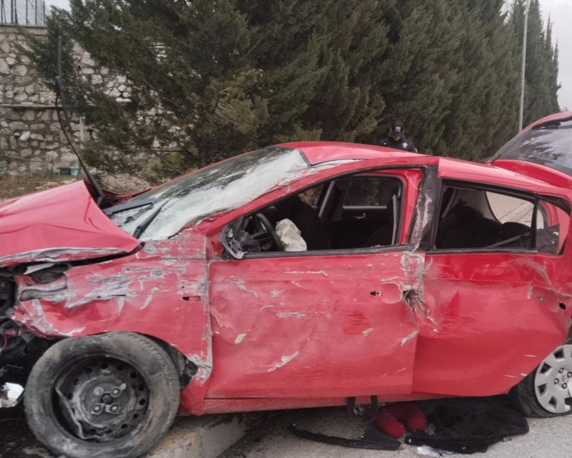 Otomobil istinat duvarı ve aydınlatma direğine çarptı - Resim: 4