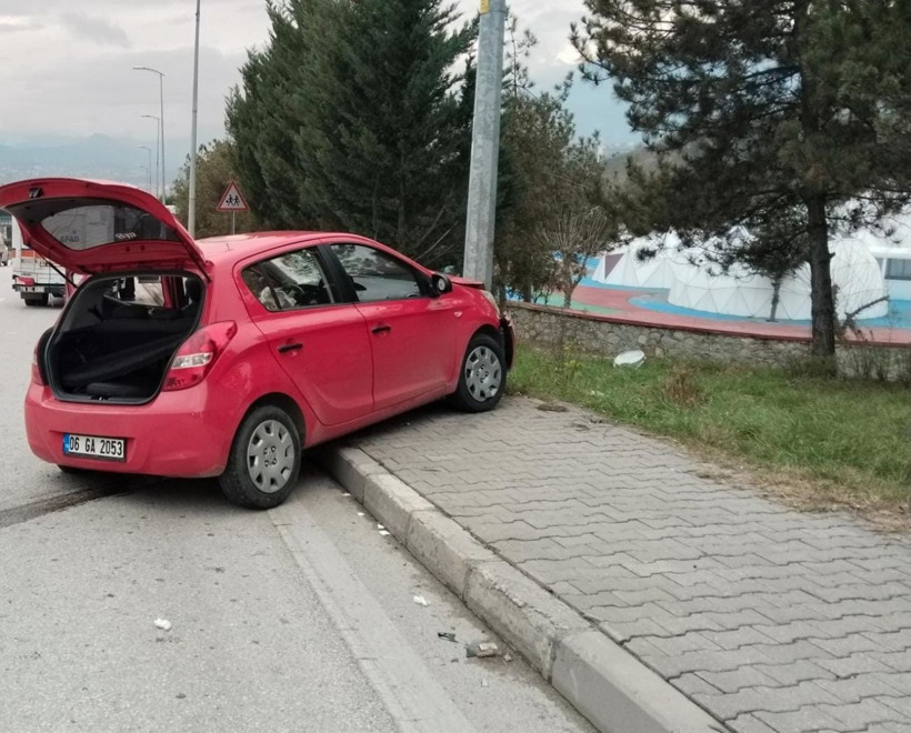 Otomobil istinat duvarı ve aydınlatma direğine çarptı - Resim: 1