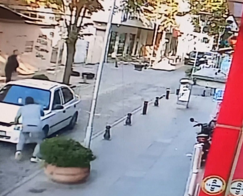 Sokakta bir kişiyi pompalı tüfekle yaralayan saldırganın kaçış anı kamerada - Resim: 3