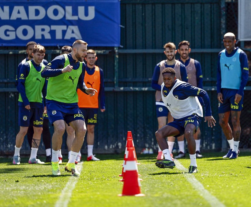 Fenerbahçe’de şok ayrılık: Mourinho iki ismin üstünü çizdi! - Resim: 2