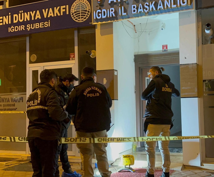 Iğdır'da AK Parti İl Başkanlığı binasına molotoflu saldırı - Fotoğraf: 4