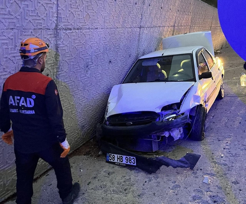 Sivas’ta otomobil yolcu otobüsüyle çarpıştı: 5 yaralı - Resim: 3
