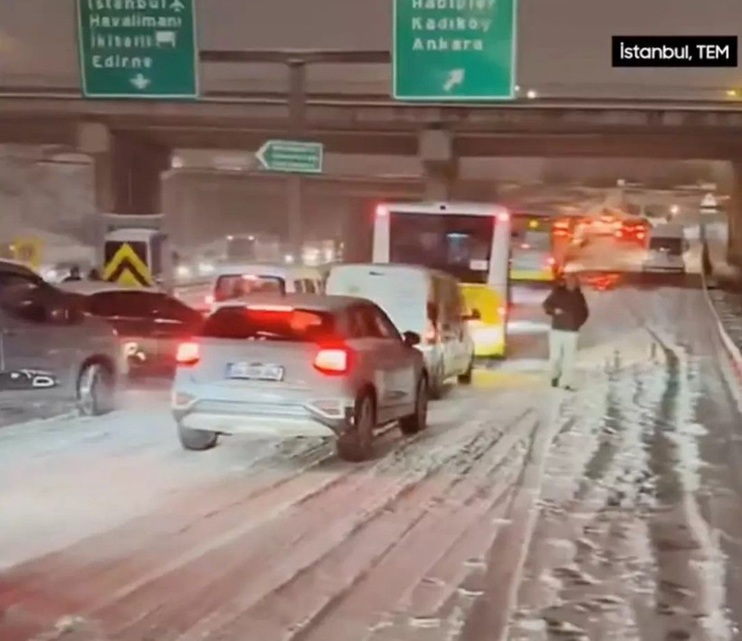 İstanbul'da kar gece boyu devam etti! Araçlar kaydı, sokaklar piste döndü - Fotoğraf: 4