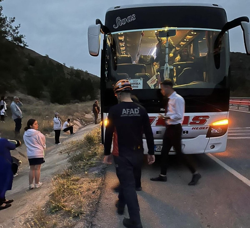 Sivas’ta otomobil yolcu otobüsüyle çarpıştı: 5 yaralı - Resim: 2