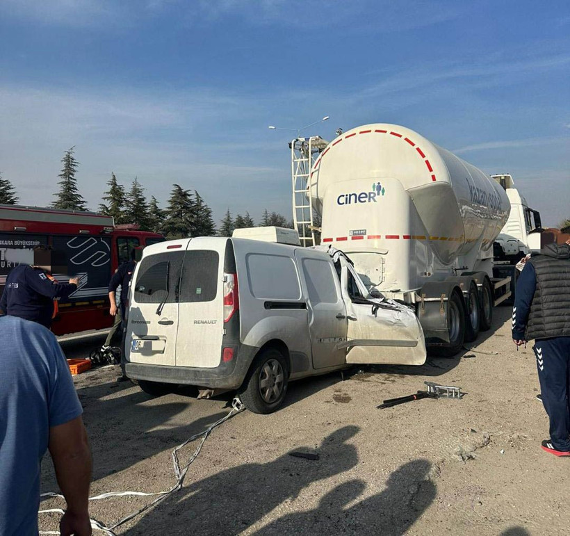 Hafif ticari araç, park halindeki tankere çarptı: 1'i bebek 3 kişinin öldüğü kaza anı kamerada - Resim: 3