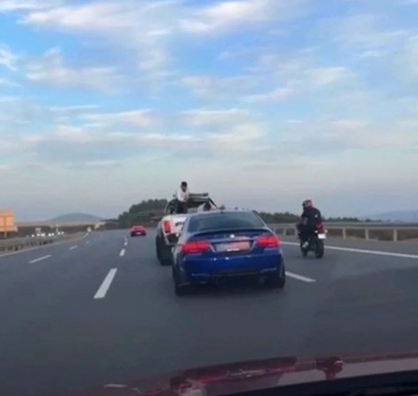 İstanbul’da TEM’i birbirine kattılar: Çakarlı gelin arabası yolu kesti, lüks otomobiller drift attı - Resim: 2