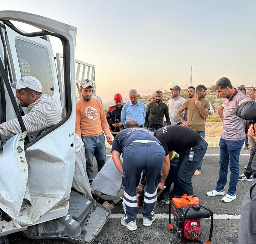 Mardin'de iki kamyonet kafa kafaya çarpıştı: 4 yaralı - Resim: 4