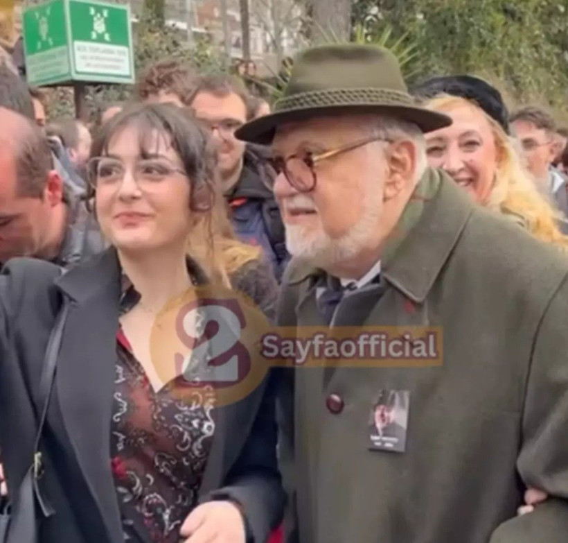 İlber Ortaylı'nın cenazesinde selfie rezilliği! Veda etmek için geldi ama... - Fotoğraf: 3