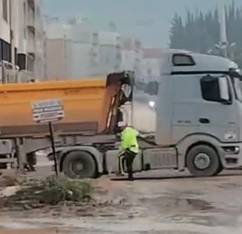 Hatay’da polis memuru, yoldaki çukuru kürekle kapattı; O anlar kamerada - Resim: 2