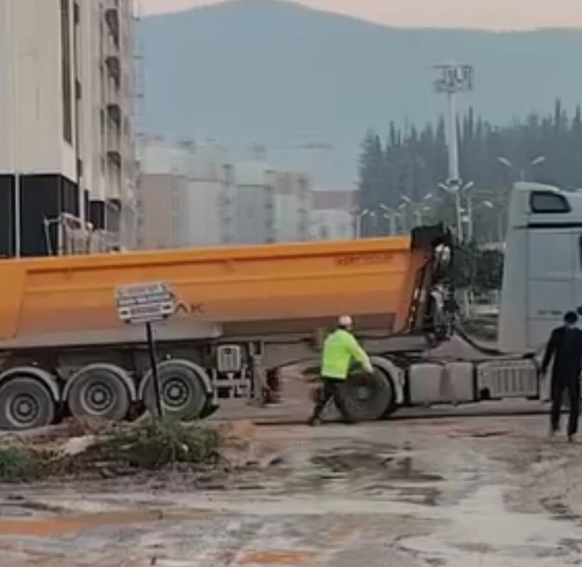 Hatay’da polis memuru, yoldaki çukuru kürekle kapattı; O anlar kamerada - Resim: 3