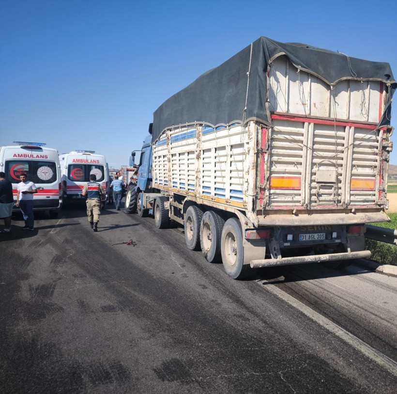 TIR’ın çarptığı traktör ikiye bölündü: 2 yaralı - Resim: 2