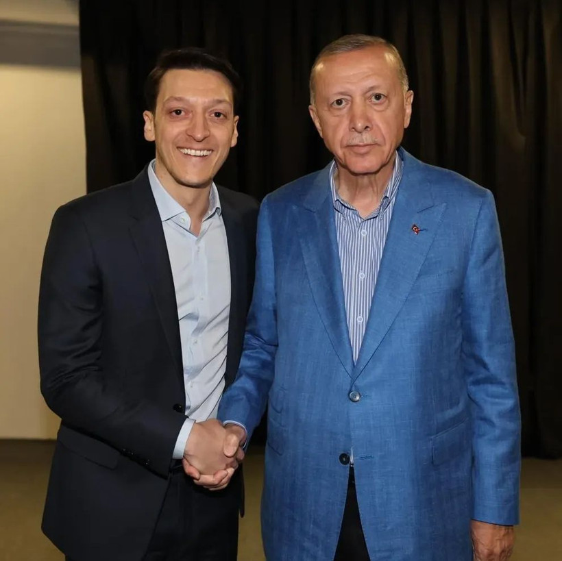 Hangi ünlü hangi Cumhurbaşkanı adayına oy veriyor? Ünlü isimlerden 14 Mayıs seçim paylaşımları... - Fotoğraf: 14