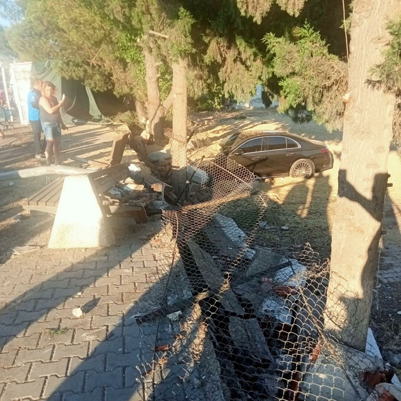 Freni patlayan kamyon trafik ışığında bekleyen 4 otomobile çarptı - Resim: 2